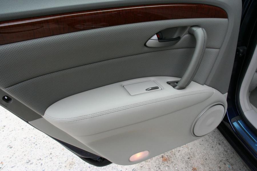 Детали интерьера Acura RL 2008 года  (фото 80 из 85)